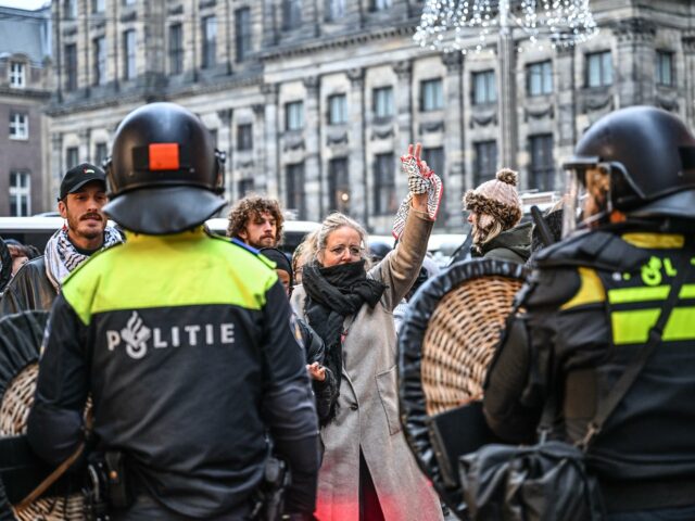 Pro-palästinensische Demonstranten wurden in Amsterdam festgenommen, nachdem sie sich dem Verbot widersetzt hatten

