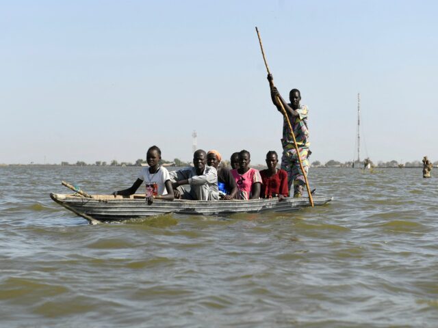 Nach Angaben der Vereinten Nationen wurden fast 380.000 Menschen durch Überschwemmungen im Südsudan vertrieben

