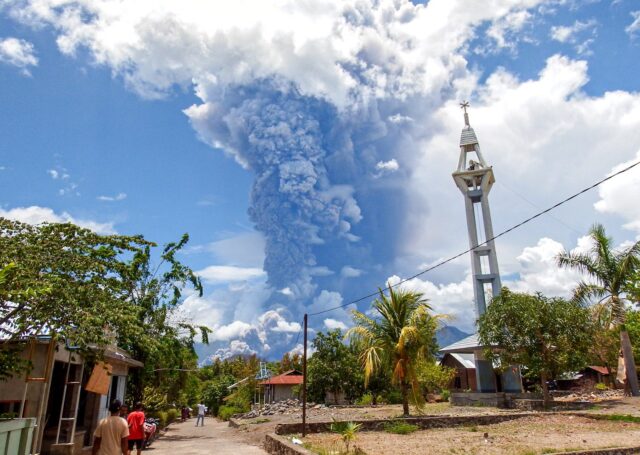 Der indonesische Laki-Laki-Ausbruch bricht achtmal aus, während die Regierung eine dauerhafte Umsiedlung in Erwägung zieht

