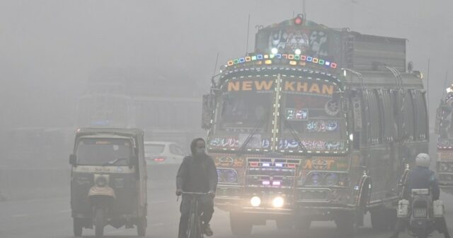 Hunderte wurden in Pakistan ins Krankenhaus eingeliefert, da der Smog Rekordwerte erreicht

