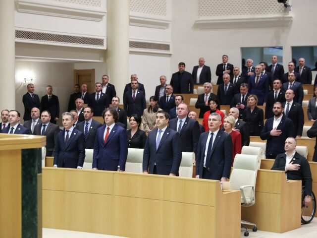 Das georgische Parlament schlägt Proteste nieder, um über die Präsidentschaftswahl zu entscheiden

