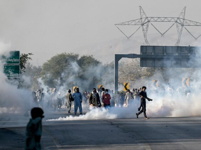 Einer wurde getötet, Dutzende wurden verletzt, als Anhänger von Imran Khan in Pakistan protestierten

