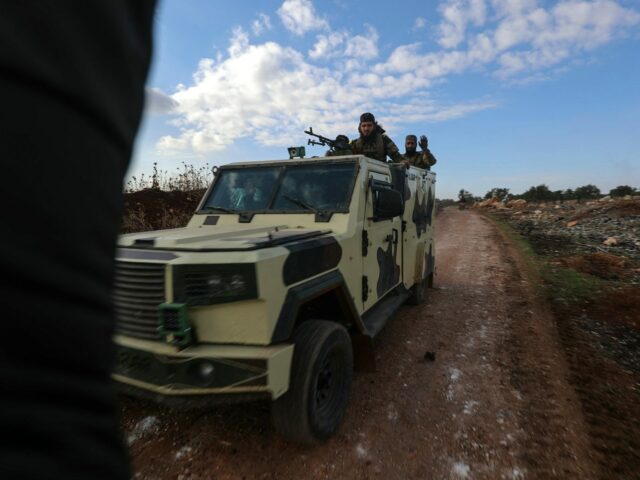 Dutzende Tote bei Angriff bewaffneter Gruppen auf syrisches Militär im Norden von Aleppo

