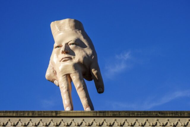 „Albtraum“-Skulptur, die einige Neuseeländer überzeugte, zieht in ein neues Zuhause

