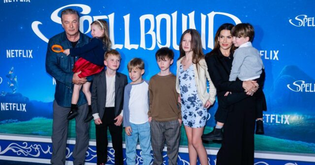 Alec Baldwin und seine Frau Hilaria bringen sechs Kinder zur Premiere von „Spellbound“ in New York mit

