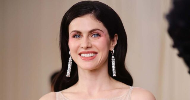 Alexandra Daddario begrüßt ihr erstes Kind mit Ehemann Andrew Form 

