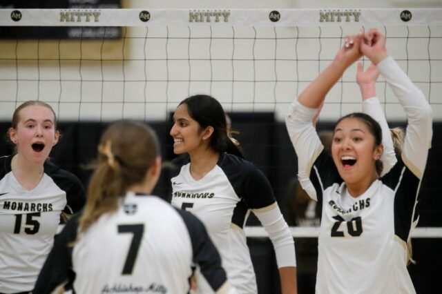 Erzbischof Mitty begrüßt Rocklin und den ehemaligen Trainer Bret Almazan-Cezar mit einem Sweep im Volleyball-Halbfinale der NorCal Open

