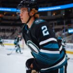 Der Rookie-Center der Sharks punktet gegen die Blackhawks und holt sich den ersten NHL-Punkt