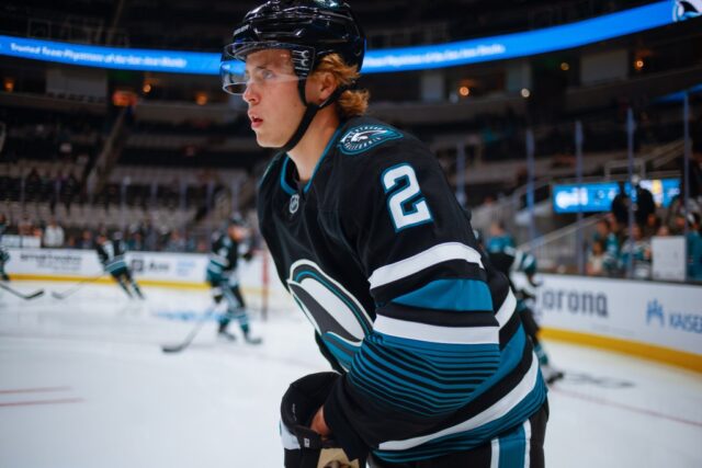 Der Rookie-Center der Sharks punktet gegen die Blackhawks und holt sich den ersten NHL-Punkt

