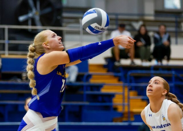 Das Frauen-Volleyballteam des Bundesstaates San Jose kehrt auf den Platz zurück und gewinnt einen Thriller

