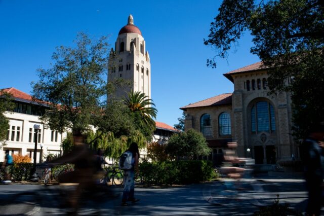 Absolventen der Stanford-Universität stimmen dem ersten Universitätsvertrag zu

