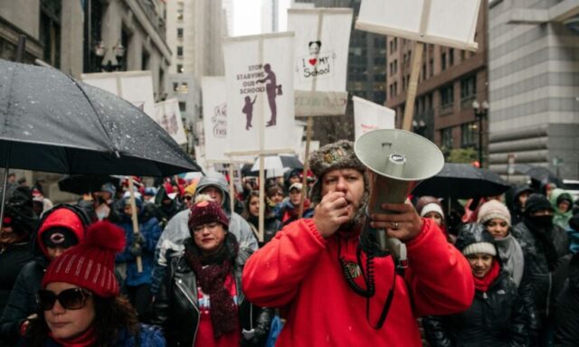 Chicago geht das Geld aus. Die Lehrergewerkschaft will ohnehin eine Erhöhung um 9 %

