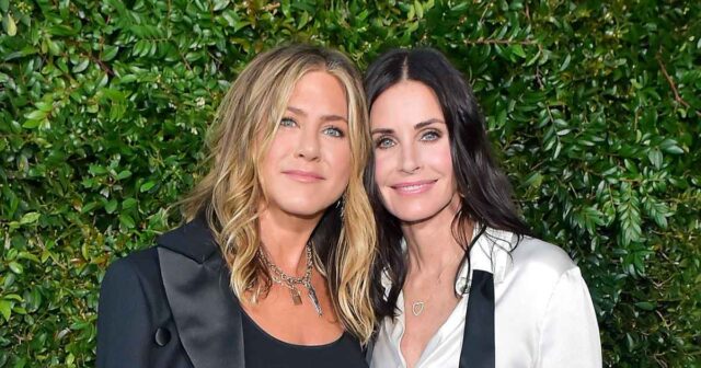 Courteney Cox enthüllt, dass Jennifer Aniston jede Menge Kleidung ihrer „Freunde“ gespart hat

