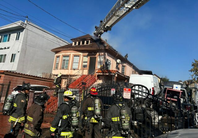 13 Vertriebene bei Brand in East Oakland

