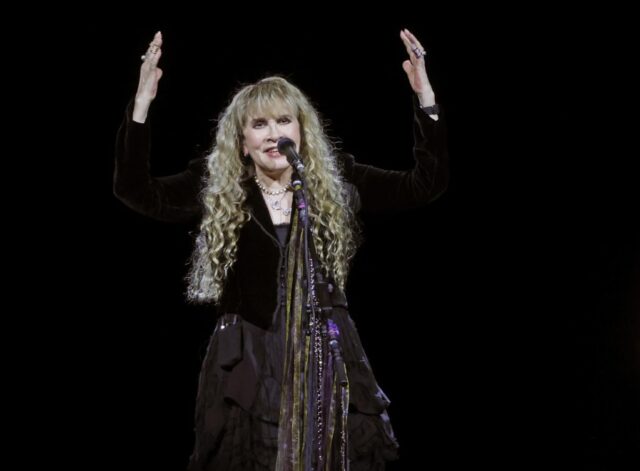 Stevie Nicks bereut nicht viel, aber zu warten, bis sie 70 ist, um zu wählen, ist eines davon

