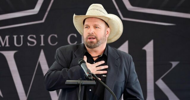 Garth Brooks tritt bei „Jimmy Kimmel Live“ inmitten eines Prozesses wegen sexueller Übergriffe auf

