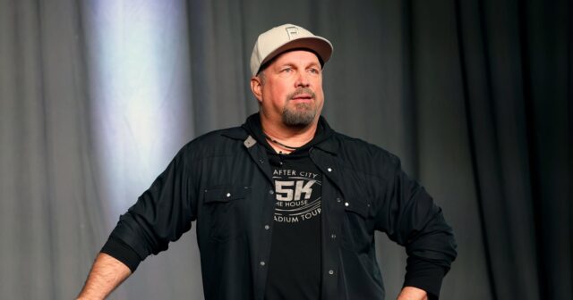 Garth Brooks fordert, dass das Verfahren wegen sexueller Übergriffe eingestellt und verschoben wird

