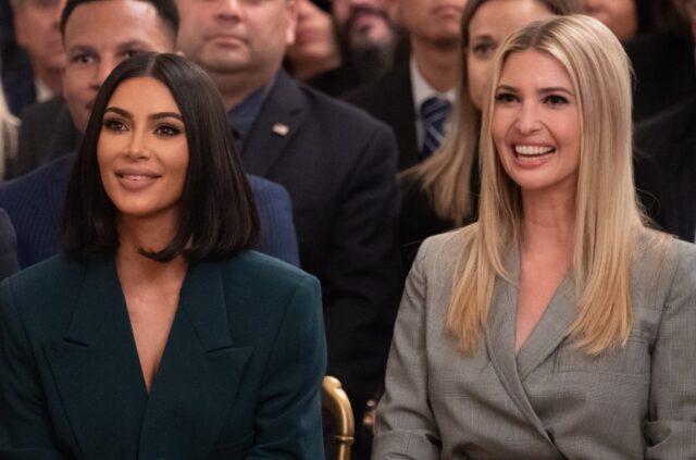 Kim Kardashian löst Wahlkampfspaß aus, indem sie Ivanka Trump alles Gute zum Geburtstag wünscht

