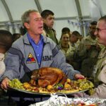 Heute in der Geschichte: Am 27. November verbringt Präsident George W. Bush Thanksgiving mit US-Truppen im Irak