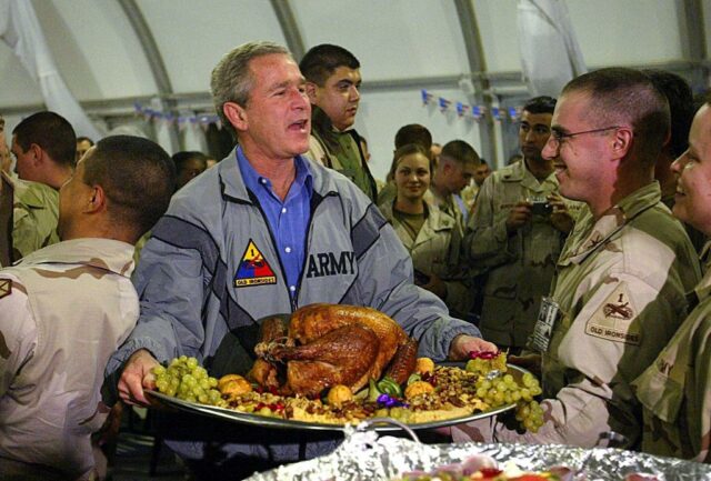 Heute in der Geschichte: Am 27. November verbringt Präsident George W. Bush Thanksgiving mit US-Truppen im Irak

