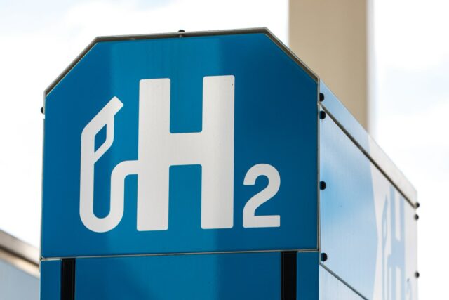 A sign denoting a hydrogen filling station.