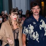 Travis Kelce passt im Match-Outfit zu Taylor Swifts kariertem Stil