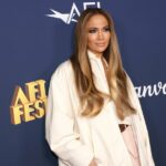 Der Friseur von Jennifer Lopez sagt, dieses 20-Dollar-Spray sei wie ein „Regenmantel“ für Ihr Haar