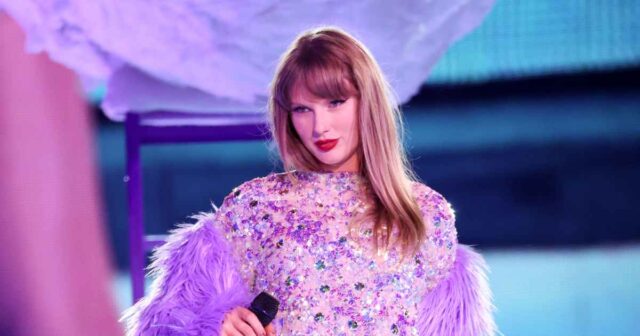 Taylor Swift überwindet meisterhaft das technische Problem mit dem Mikrofonpaket bei der „Eras“ Show

