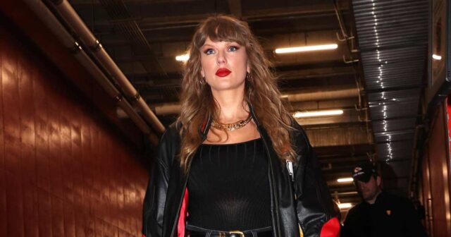 Taylor Swift ist schick im Black Ensemble bei Travis Kelces Chiefs Game

