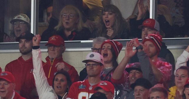 Taylor Swift und Donna Kelce sitzen Seite an Seite, um Travis Kelce anzufeuern

