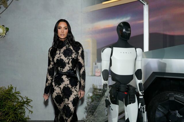 Kim Kardashian freundete sich mit Optimus, dem Tesla-Bot, an

