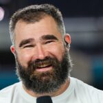 Jason Kelce spielt mit Mt. Joy beim Eagles Game ein neues Weihnachtslied