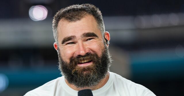 Jason Kelce spielt mit Mt. Joy beim Eagles Game ein neues Weihnachtslied

