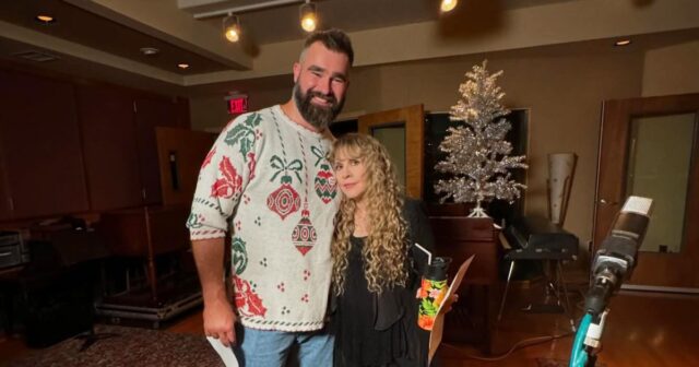 Jason Kelce und Stevie Nicks veröffentlichen ihr unwahrscheinliches Weihnachtsduett

