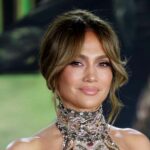 Jennifer Lopez präsentiert glitzernde Nägel mit unzähligen Swarovski-Kristallen