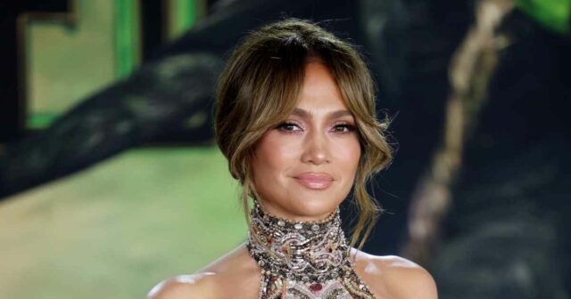 Jennifer Lopez präsentiert glitzernde Nägel mit unzähligen Swarovski-Kristallen

