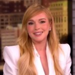 Lindsay Lohan erinnert an „The Parent Trap“ und Prinzessin Diana in einem Mugler-Anzug