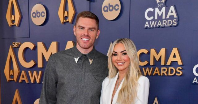 Freddie Freeman von den Dodgers und seine Frau Chelsea gewinnen die CMA Awards 2024

