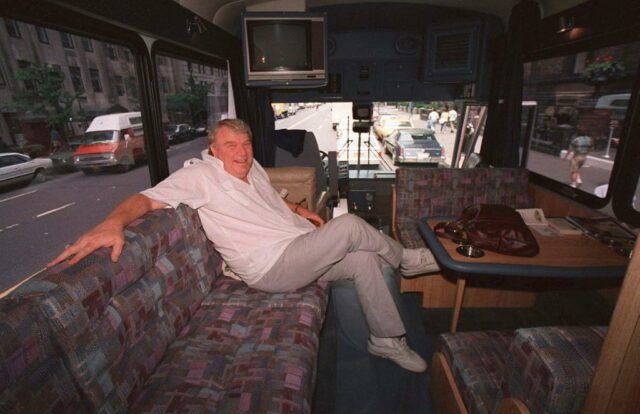 NBC ehrt John Madden an Thanksgiving, indem es den originalen Madden Cruiser auf eine letzte Reise mitnimmt

