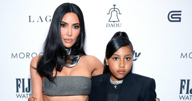 Kim Kardashian sagt, dass sie nach der Trennung von Kanye „vier Kinder alleine großzieht“.

