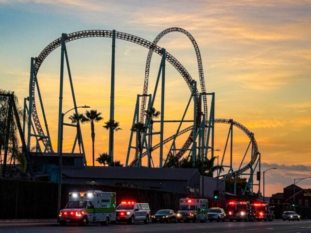 Staatliche Inspektoren untersuchen eine Fehlfunktion des Knott-Fahrgeschäfts auf der Berry Farm, bei der 22 Menschen festsaßen

