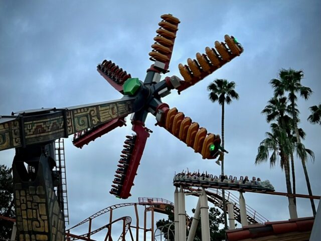 22 Fahrer saßen zwei Stunden lang auf der aufregenden Fahrt von Knott's Berry Farm fest

