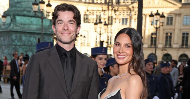 Olivia Munn sagt, sie habe John Mulaney vor ihrem ersten Baby „kaum gekannt“.

