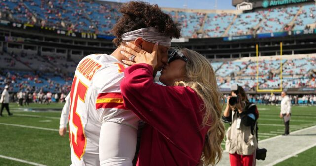 Patrick Mahomes und seine schwangere Frau Brittany teilen vor dem Spiel einige PDAs

