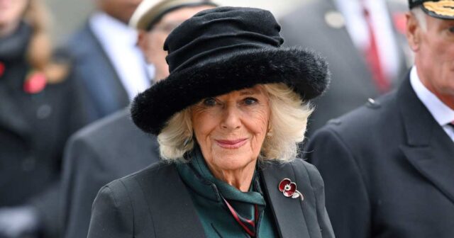 Königin Camilla lässt den Remembrance Day mit den Royals nach einer Brustinfektion ausfallen

