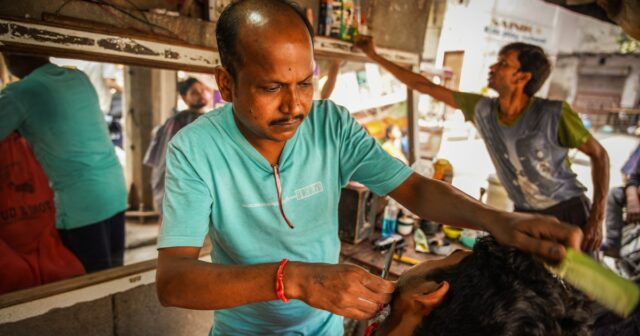 Ein Tag im Leben eines Straßenfriseurs in Neu-Delhi

