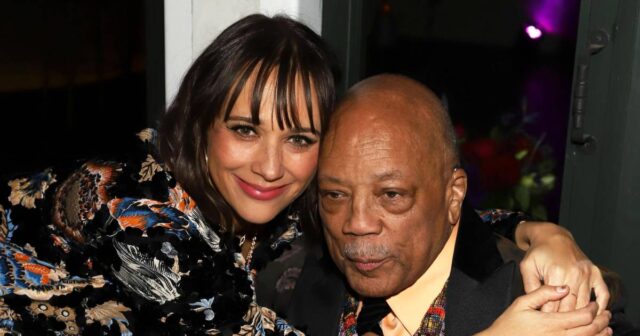 Rashida Jones bricht ihr Schweigen, nachdem Vater Quincy im Alter von 91 Jahren gestorben ist

