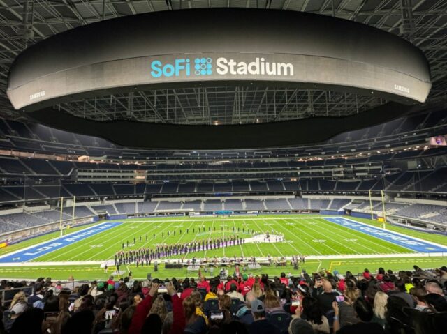 Die Saratoga High Band belegt bei der regionalen Meisterschaft in Los Angeles den zweiten Platz

