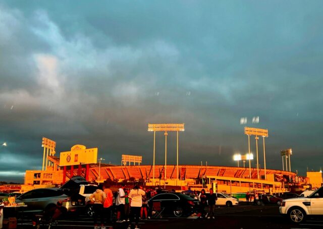 Warum verzögert Alameda County den Verkauf des Oakland Coliseum?

