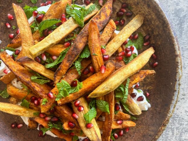 Schnellkochen: Bereiten Sie diese gerösteten Tahini-Süßkartoffeln für Thanksgiving zu

